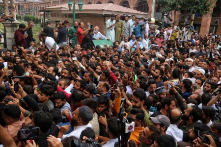 Téléchargez les photos : 22 septembre 2023, Srinagar Cachemire, Inde : Le leader séparatiste Mirwaiz Umar Farooq arrive pour prononcer le sermon du vendredi après quatre ans d'assignation à résidence à la Grande Mosquée (Jamia Masjid) dans la vieille ville de Srinagar - en image libre de droit