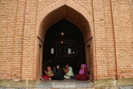 Téléchargez les photos : 22 septembre 2023, Srinagar Cachemire, Inde : Les femmes musulmanes du Cachemire écoutent le sermon du leader séparatiste Mirwaiz Umar Farooq après quatre ans d'assignation à résidence à la Grande Mosquée (Jamia Masjid) dans la vieille ville de Srinagar - en image libre de droit