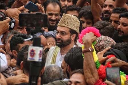 Téléchargez les photos : 22 septembre 2023, Srinagar Cachemire, Inde : Le leader séparatiste Mirwaiz Umar Farooq arrive pour prononcer le sermon du vendredi après quatre ans d'assignation à résidence à la Grande Mosquée (Jamia Masjid) dans la vieille ville de Srinagar - en image libre de droit