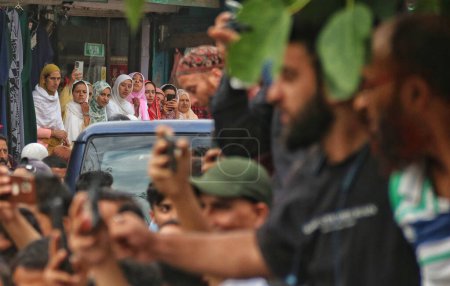Téléchargez les photos : 22 septembre 2023, Srinagar Cachemire, Inde : Les gens regardent le leader séparatiste Mirwaiz Umar Farooq arriver pour prononcer le sermon du vendredi après quatre ans d'assignation à résidence à la Grande Mosquée (Jamia Masjid) dans la vieille ville de Srinagar - en image libre de droit