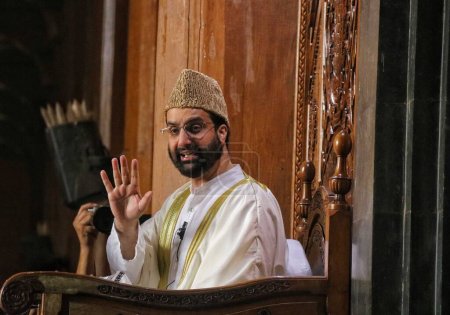 Téléchargez les photos : 22 septembre 2023, Srinagar Cachemire, Inde : Le leader séparatiste Mirwaiz Umar Farooq prononce un sermon vendredi à la Grande Mosquée (Jamia Masjid) dans la vieille ville de Srinagar - en image libre de droit
