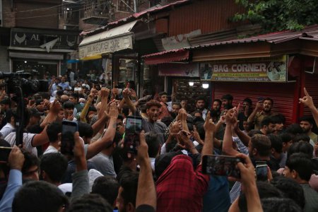 Téléchargez les photos : 22 septembre 2023, Srinagar Cachemire, Inde : Des partisans se rassemblent pour accueillir le leader séparatiste Mirwaiz Umar Farooq alors qu'il arrive pour prononcer le sermon du vendredi après quatre ans d'assignation à résidence à la Grande Mosquée (Jamia Masjid) - en image libre de droit