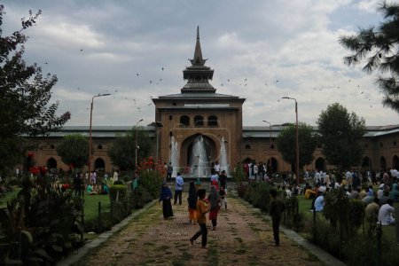 Téléchargez les photos : 22 septembre 2023, Srinagar Cachemire, Inde : Les gens écoutent le sermon du leader séparatiste Mirwaiz Umar Farooq après quatre ans d'assignation à résidence à la Grande Mosquée (Jamia Masjid) dans la vieille ville de Srinagar - en image libre de droit