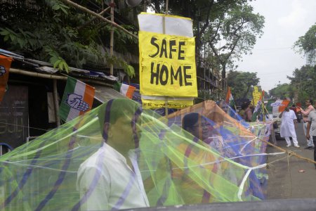 Foto de 25 de septiembre de 2023, Kolkata, India: Activistas del Congreso están dentro de la mosquitera durante una protesta contra el creciente número de casos de dengue en el estado - Imagen libre de derechos