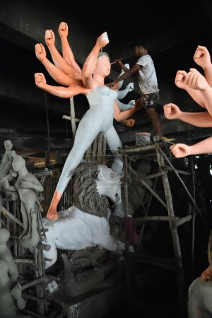 Téléchargez les photos : 26 septembre 2023, Howrah, Inde : idole d'argile de la déesse hindoue Durga en préparation avant le puja annuel de Durga de plusieurs jours - en image libre de droit