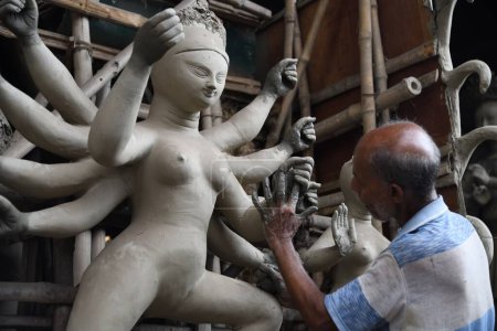 Foto de 26 de septiembre de 2023, Howrah, India: ídolo de arcilla de la diosa hindú Durga en preparación antes de la puja anual de varios días de Durga - Imagen libre de derechos