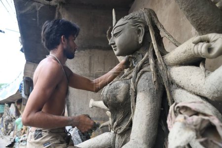 Foto de 26 de septiembre de 2023, Howrah, India: ídolo de arcilla de la diosa hindú Durga en preparación antes de la puja anual de varios días de Durga - Imagen libre de derechos