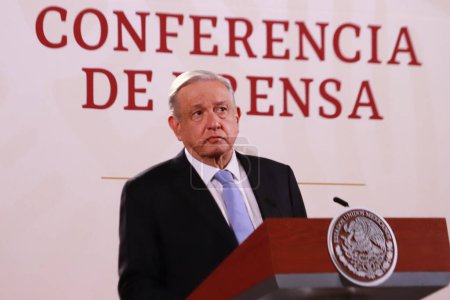 Téléchargez les photos : 27 septembre 2023 à Mexico, Mexique : Le président mexicain, Andres Manuel Lopez Obrador, prend la parole lors de la conférence d'information matinale devant les journalistes au Palais national - en image libre de droit