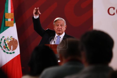 Foto de 27 de septiembre de 2023 en Ciudad de México, México: El presidente mexicano, Andrés Manuel López Obrador, habla durante la conferencia informativa de la mañana frente a los periodistas en el Palacio Nacional - Imagen libre de derechos