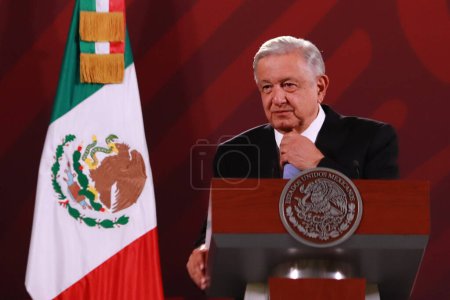 Foto de 27 de septiembre de 2023 en Ciudad de México, México: El presidente mexicano, Andrés Manuel López Obrador, habla durante la conferencia informativa de la mañana frente a los periodistas en el Palacio Nacional - Imagen libre de derechos