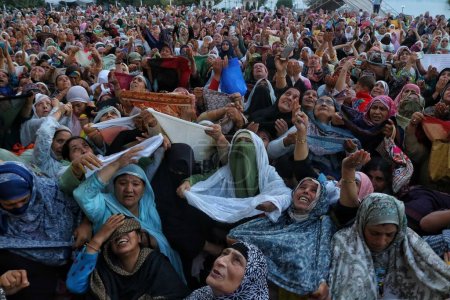 Foto de Septiembre 29,2023 - Srinagar Cachemira, India: Las mujeres musulmanas de Cachemira reaccionan mientras el clérigo principal (invisible) exhibe la reliquia sagrada con motivo del aniversario del nacimiento de Mawlid-un-Nabi o del Profeta Muhammad (paz y bendiciones sean con él) en el santuario Hazratbal de Dargah en Srinagar - Imagen libre de derechos