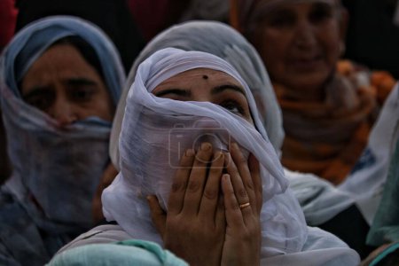 Téléchargez les photos : Srinagar Cachemire, Inde - 29 septembre 2023 : Des femmes musulmanes du Cachemire réagissent en tant que chefs religieux affichant une relique sainte à l'occasion de l'anniversaire de naissance de Mawlid-un-Nabi ou Prophète Muhammad au sanctuaire Dargah Hazratbal à Srinagar - en image libre de droit