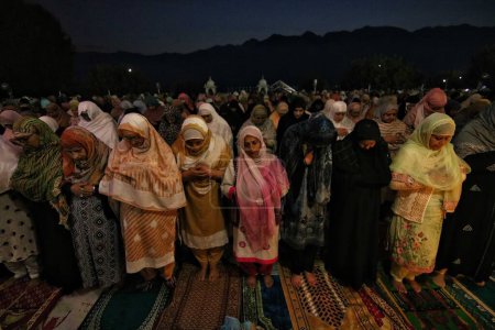 Téléchargez les photos : Srinagar Cachemire, Inde - 29 septembre 2023 : Les femmes musulmanes du Cachemire prient pendant l'anniversaire de naissance du Mawlid-un-Nabi ou du Prophète Muhammad au sanctuaire Hazratbal de Dargah à Srinagar - en image libre de droit