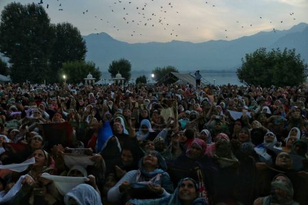 Téléchargez les photos : Srinagar Cachemire, Inde - 29 septembre 2023 : Les femmes musulmanes du Cachemire prient alors que le religieux en chef expose la sainte relique à l'occasion de l'anniversaire de naissance de Mawlid-un-Nabi ou Prophète Muhammad au sanctuaire Hazratbal de Dargah à Srinagar - en image libre de droit
