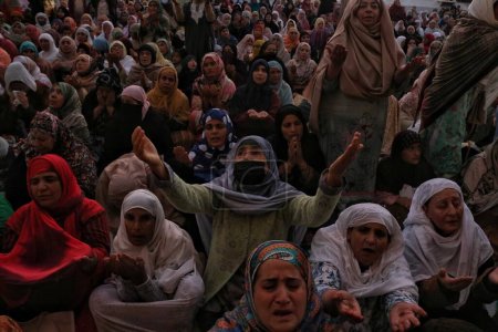 Téléchargez les photos : Srinagar Cachemire, Inde - 29 septembre 2023 : Les femmes musulmanes du Cachemire prient devant le religieux en chef qui expose la sainte relique à l'occasion de l'anniversaire de naissance de Mawlid-un-Nabi ou Prophète Muhammad au sanctuaire Hazratbal de Dargah à Srinagar - en image libre de droit