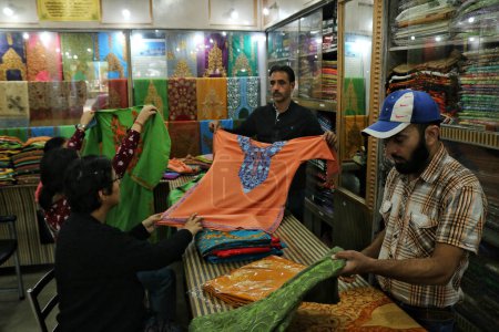 Téléchargez les photos : Srinagar Cachemire, Inde - 27 septembre 2023 : Les touristes indiens achètent des vêtements dans un magasin lors de la Journée mondiale du tourisme à Srinagar - en image libre de droit
