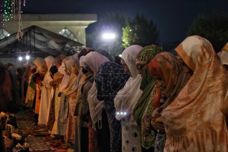Foto de Srinagar Cachemira, India - Septiembre 29,2023: Las mujeres musulmanas de Cachemira ofrecen oraciones durante el aniversario del nacimiento de Mawlid-un-Nabi o del Profeta Muhammad en el santuario Hazratbal de Dargah en Srinagar - Imagen libre de derechos