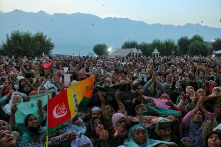 Téléchargez les photos : 29 septembre 2023 - Srinagar Cachemire, Inde : Les femmes musulmanes du Cachemire réagissent alors que le religieux en chef (invisible) affiche la sainte relique à l'occasion de l'anniversaire de naissance de Mawlid-un-Nabi ou Prophète Mahomet (PBUH) au sanctuaire Hazratbal de Dargah à Srinagar - en image libre de droit