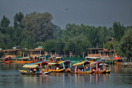 Téléchargez les photos : Srinagar Cachemire, Inde - 27 septembre 2023 : Les touristes profitent d'une promenade en bateau sur les eaux du lac Dal à l'occasion de la Journée mondiale du tourisme à Srinagar. Le tourisme est l'un des piliers de l'économie du Cachemire avec l'agriculture - en image libre de droit