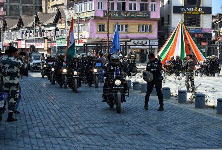 Téléchargez les photos : 03,2023 octobre, Srinagar Cachemire, Inde : Des femmes de la Force de réserve centrale de police paramilitaire indienne (CRPF) participent à un rassemblement à vélo au Gujarat, à Srinagar. - en image libre de droit
