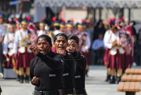Téléchargez les photos : Srinagar Cachemire, Inde - 03 octobre 2023 : Des femmes commandos de la Force de réserve centrale paramilitaire indienne se produisent lors d'un rassemblement à vélo au Gujarat, à Srinagar - en image libre de droit