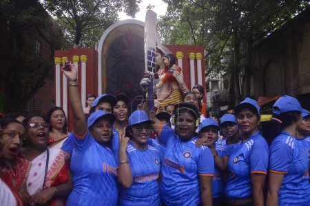 Foto de 8 de octubre de 2023, Kolkata, India: El comité de puja de la comunidad de miembros usa jersy del equipo indio de cricket y anima al equipo para la Copa Mundial de Cricket Masculino ICC 2023 durante una procesión del ídolo de la Diosa Durga - Imagen libre de derechos