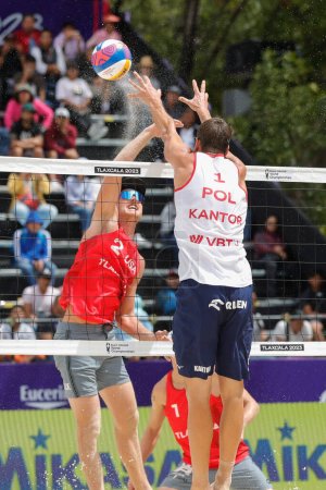 Téléchargez les photos : 7 octobre 2023. Tlaxcala, Mexique : Chaim Schalk de Pologne en action contre Tri Bourne des États-Unis lors du match de volley-ball masculin entre la Pologne et les États-Unis de Coupe du monde de volleyball de plage - en image libre de droit