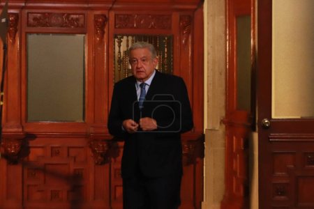 Téléchargez les photos : 11 octobre 2023 à Mexico, Mexique : Le président mexicain Andres Manuel Lpez Obrador prend la parole lors de la conférence de presse du matin devant les journalistes au Palais national - en image libre de droit
