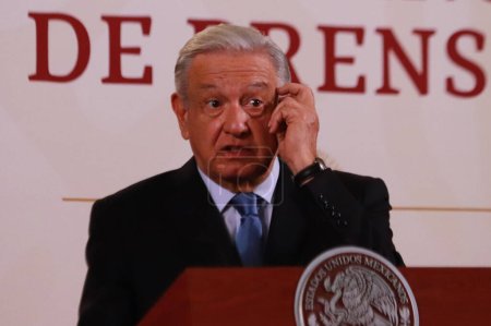 Foto de 11 de octubre de 2023 en Ciudad de México, México: El presidente mexicano Andrés Manuel Lpez Obrador, habla durante la conferencia de prensa de la mañana frente a periodistas en el Palacio Nacional - Imagen libre de derechos