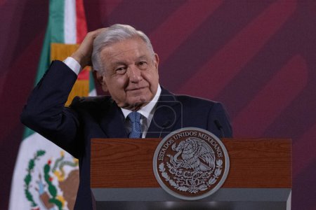 Téléchargez les photos : 10 octobre 2023, Mexico, Mexique : Le président du Mexique, Andres Manuel Lopez Obrador, fait un geste en s'exprimant lors de la conférence d'information quotidienne au Palais national - en image libre de droit