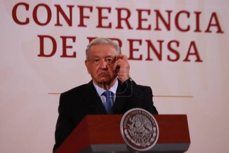 Foto de 11 de octubre de 2023 en Ciudad de México, México: El presidente mexicano Andrés Manuel Lpez Obrador, habla durante la conferencia de prensa de la mañana frente a periodistas en el Palacio Nacional - Imagen libre de derechos