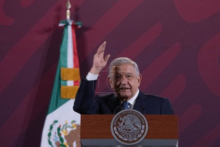Foto de 10 de octubre de 2023, Ciudad de México, México: El presidente de México, Andrés Manuel López Obrador, hace gestos mientras habla durante la conferencia informativa diaria en el Palacio Nacional. - Imagen libre de derechos