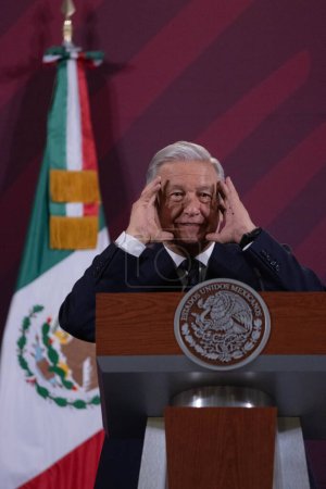 Téléchargez les photos : 10 octobre 2023, Mexico, Mexique : Le président du Mexique, Andres Manuel Lopez Obrador, fait un geste en s'exprimant lors de la conférence d'information quotidienne au Palais national. - en image libre de droit