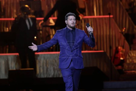 Téléchargez les photos : 12 octobre 2023, Mexico, Mexique : Le chanteur canadien Michael Buble se produit sur scène lors de leur tour supérieur 2023 à l'aréna de Mexico - en image libre de droit