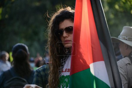 Téléchargez les photos : 12 octobre 2023, Mexico, Mexique : Des partisans palestiniens se joignent à un rassemblement devant l'ambassade d'Israël au Mexique pour protester contre les récentes attaques de l'armée israélienne contre le peuple palestinien et exiger l'arrêt de la guerre contre Gaza - en image libre de droit
