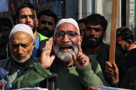 Téléchargez les photos : 13 octobre 2023, Srinagar Cachemire, Inde : Un chiite chiite âgé crie des slogans alors qu'il participe à une manifestation contre Israël, à Budgam, à quelque 16 km de Srinagar - en image libre de droit