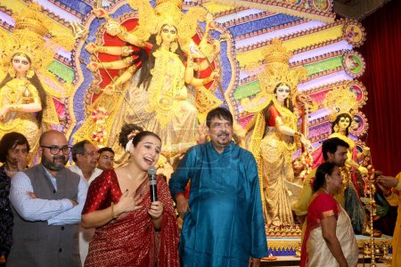 Foto de 14 de octubre de 2023, Kolkata, India: La actriz y cantante india de Bollywood, Vidya Balan, visita la imagen del ídolo indio en el Shreebhumi Sporting club como parte del Durga Puja Festival que pronto se celebrará - Imagen libre de derechos