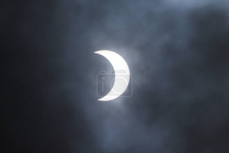 Téléchargez les photos : 14 octobre 2023 à Nezahualcyotl, Mexique : Vue générale de l'éclipse solaire anulaire, on observe la Lune couvrant jusqu'à 70 % du disque solaire - en image libre de droit