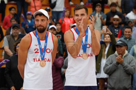 Téléchargez les photos : 15 octobre 2023, Tlaxcala, Mexique : Le médaillé de bronze Bartosz Losiak et Michal Bryl, de Pologne, reçoivent des médailles lors de la cérémonie de remise des médailles pour la finale du Championnat du monde masculin de volleyball de plage - en image libre de droit