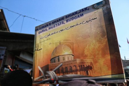 Téléchargez les photos : 13 octobre 2023, Srinagar Cachemire, Inde : Un musulman chiite du Cachemire tient une pancarte alors qu'il participe à une manifestation contre Israël, à Budgam, à quelque 16 km de Srinagar - en image libre de droit