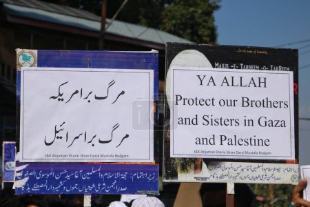 Téléchargez les photos : 13 octobre 2023, Srinagar Cachemire, Inde : Des musulmans chiites du Cachemire tiennent des pancartes alors qu'ils participent à une manifestation contre Israël, à Budgam, à environ 16 km de Srinagar - en image libre de droit