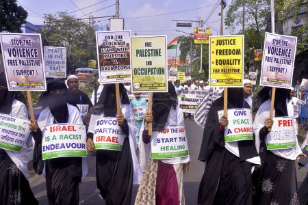 Téléchargez les photos : 14 octobre 2023, Kolkata, Inde : Des militants de Jamait-E-Ulma Hind bloquent les rues principales pour participer à une manifestation contre l'attaque israélienne contre Gaza - en image libre de droit