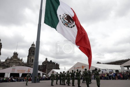 Foto de 15 de octubre de 2023, Ciudad de México, México: Miembros del Ejército Mexicano bajan la monumental bandera de México en el Zócalo durante la XXIII Feria Internacional del Libro del Zócalo en la Ciudad de México - Imagen libre de derechos