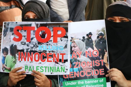 Téléchargez les photos : 13 octobre 2023, ville de Kolkata, Inde : Des femmes musulmanes indiennes tiennent une pancarte avec divers messages lors d'une manifestation contre Israël et exigent l'arrêt de la guerre à Gaza - en image libre de droit