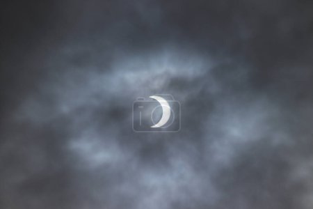 Téléchargez les photos : 14 octobre 2023 à Nezahualcyotl, Mexique : Vue générale de l'éclipse solaire anulaire, on observe la Lune couvrant jusqu'à 70 % du disque solaire - en image libre de droit