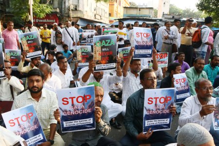 Téléchargez les photos : 13 octobre 2023, ville de Kolkata, Inde : Des manifestants indiens tiennent une pancarte avec divers messages lors d'une manifestation contre Israël et exigent l'arrêt de la guerre à Gaza - en image libre de droit