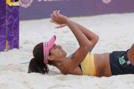 Téléchargez les photos : 15 octobre 2023, Tlaxcala, Mexique : Ana Patrcia Ramos du Brésil concourt contre l'équipe des États-Unis lors de la finale du Championnat du monde de volleyball de plage féminin entre les États-Unis et le Brésil - en image libre de droit