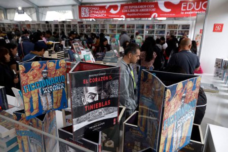 Téléchargez les photos : 15 octobre 2023, Mexico, Mexique : Visiteurs à la XXIIIe Foire internationale du livre de Zocalo au Zocalo à Mexico - en image libre de droit