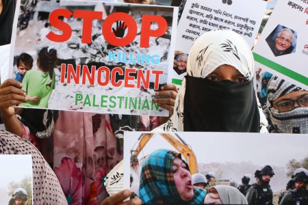 Téléchargez les photos : 13 octobre 2023, ville de Kolkata, Inde : Des femmes musulmanes indiennes tiennent une pancarte avec divers messages lors d'une manifestation contre Israël et exigent l'arrêt de la guerre à Gaza - en image libre de droit
