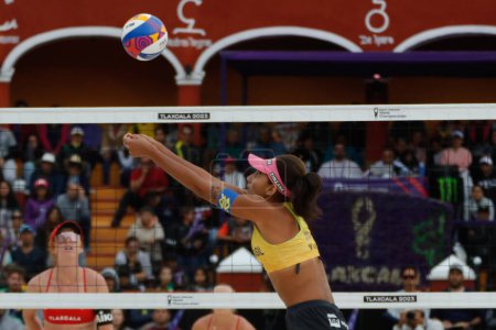 Téléchargez les photos : 15 octobre 2023, Tlaxcala, Mexique : Ana Patrcia Ramos du Brésil concourt contre l'équipe des États-Unis lors de la finale du Championnat du monde de volleyball de plage féminin entre les États-Unis et le Brésil - en image libre de droit